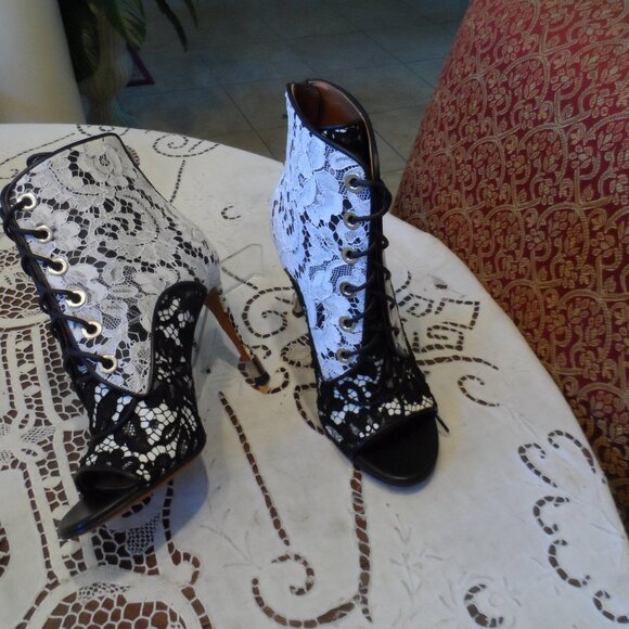 New Givenchy Black Leather w/White Lace Overlay Lace Up Heeled AnkleBoots Size 8 - Picture 4 of 16